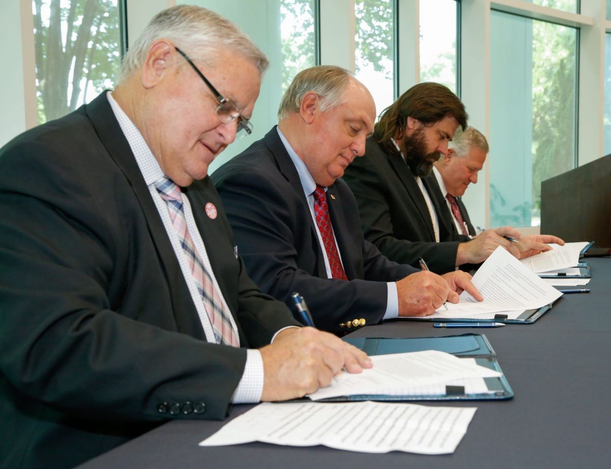 l-r Commissioner Rick Pate, Federation President Jimmy Parnell, NALC Director Harrison Pittman and Faulkner President Mike Williams sign a memorandum of understanding to establish a three-year Alabama Ag Law Pathway. 